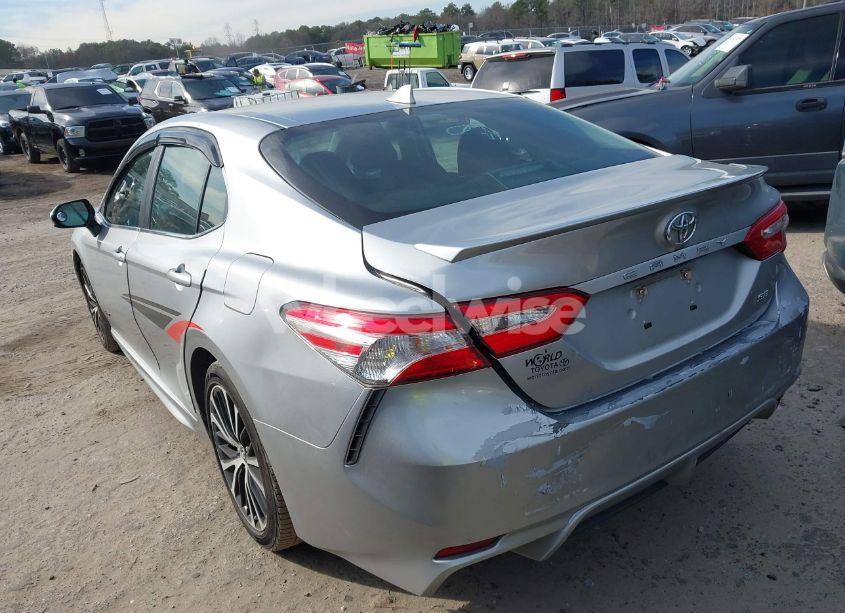 Photo 3 of 2020 Toyota Camry SE (VIN 4T1G11AK9LU939657)