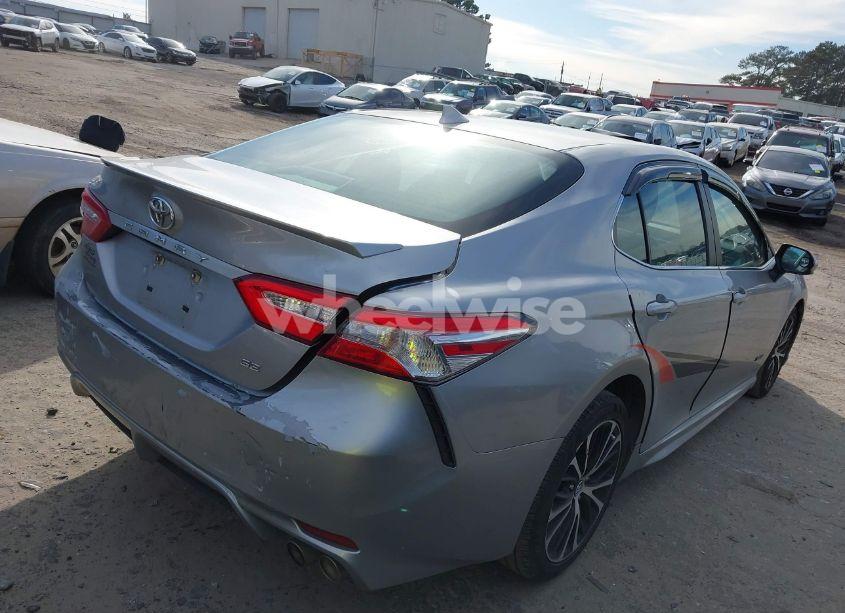 Photo 4 of 2020 Toyota Camry SE (VIN 4T1G11AK9LU939657)