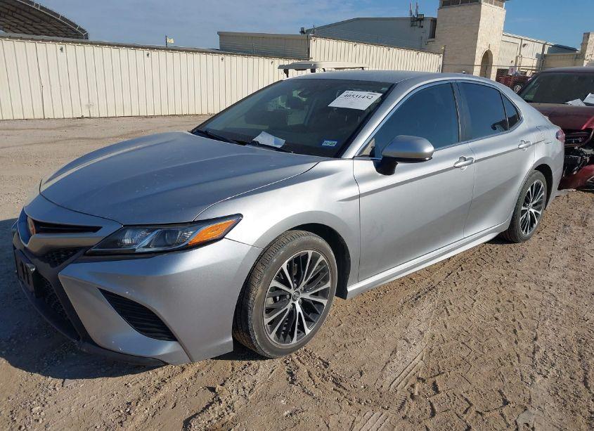Photo 2 of 2020 Toyota Camry SE (VIN 4T1G11AK9LU940940)