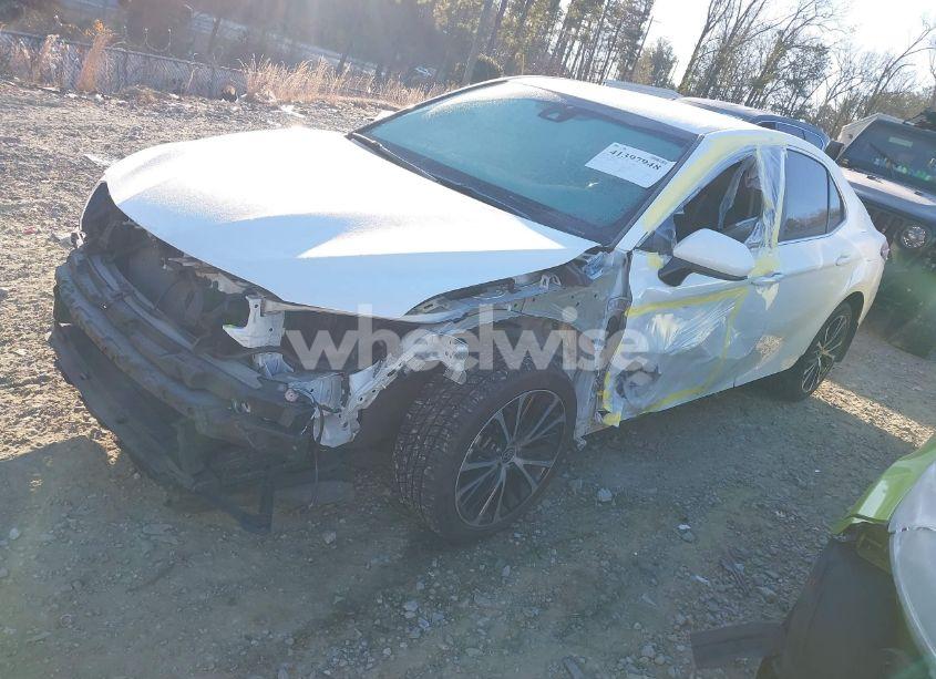 Photo 2 of 2020 Toyota Camry SE (VIN 4T1G11AK9LU997770)