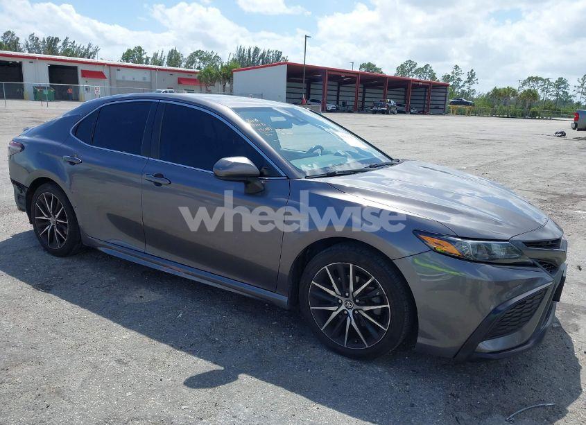 2021 Toyota Camry SE (VIN 4T1G11AK9MU412266) main photo