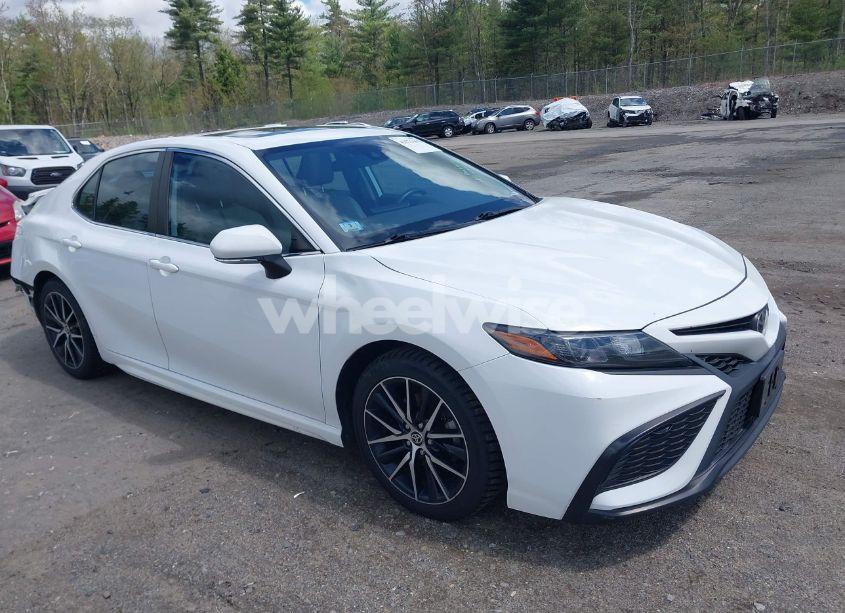 2021 Toyota Camry SE (VIN 4T1G11AK9MU553192) main photo