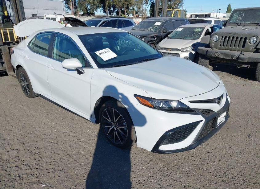 2022 Toyota Camry SE (VIN 4T1G11AK9NU021894) main photo