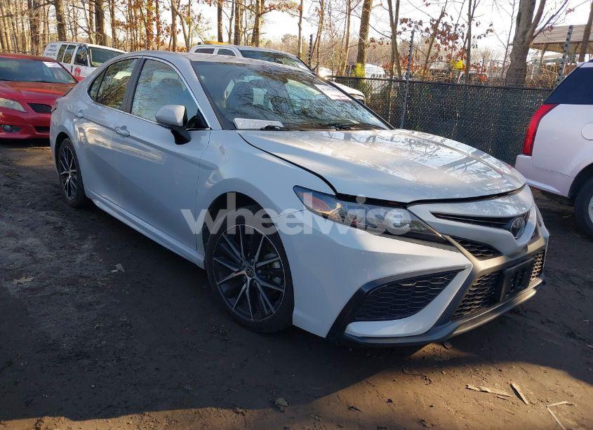 2022 Toyota Camry SE (VIN 4T1G11AK9NU069671) main photo