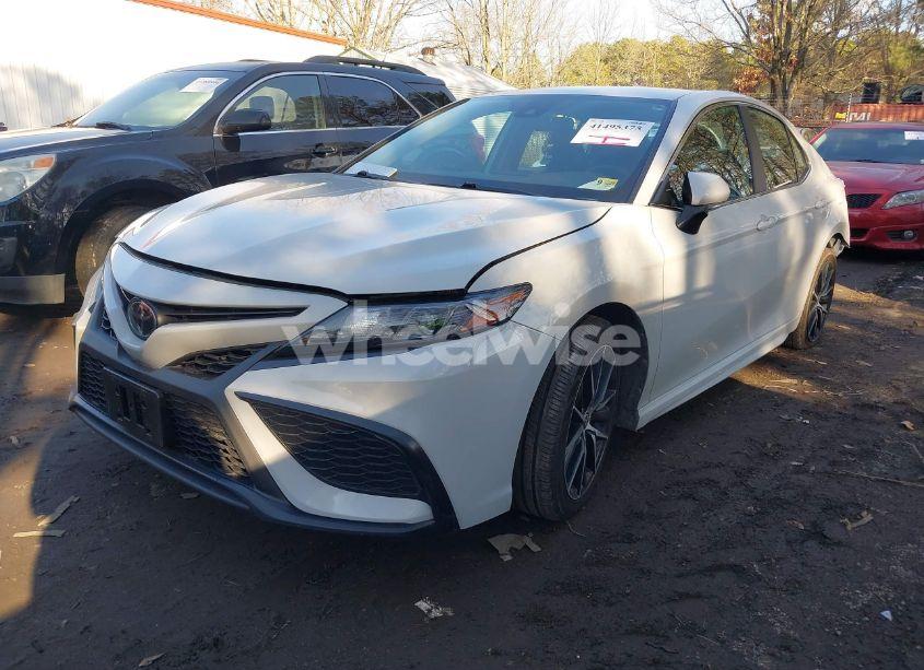 Photo 2 of 2022 Toyota Camry SE (VIN 4T1G11AK9NU069671)