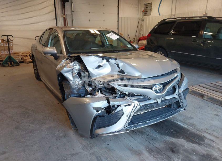 2022 Toyota Camry SE (VIN 4T1G11AK9NU686231) main photo