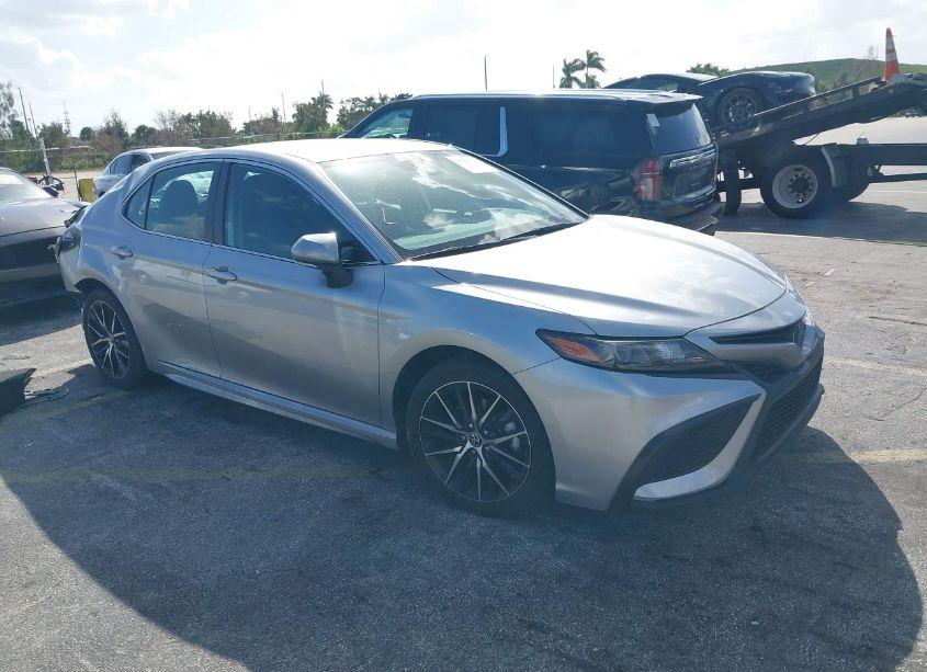 2022 Toyota Camry SE (VIN 4T1G11AK9NU717526) main photo