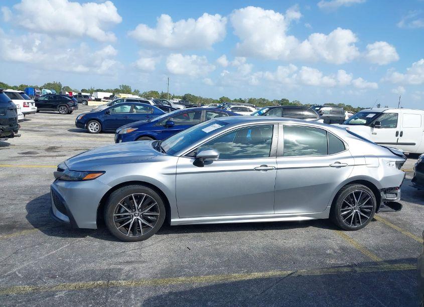 Photo 15 of 2022 Toyota Camry SE (VIN 4T1G11AK9NU717526)