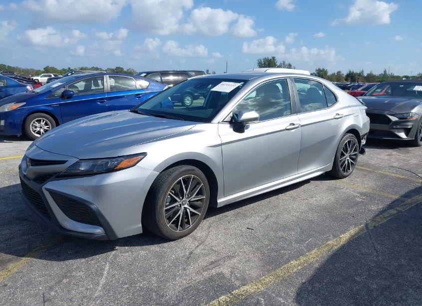 Photo 2 of 2022 Toyota Camry SE (VIN 4T1G11AK9NU717526)
