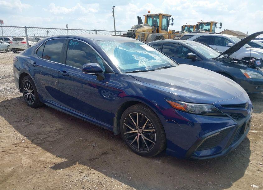 2024 Toyota Camry SE (VIN 4T1G11AK9RU194336) main photo