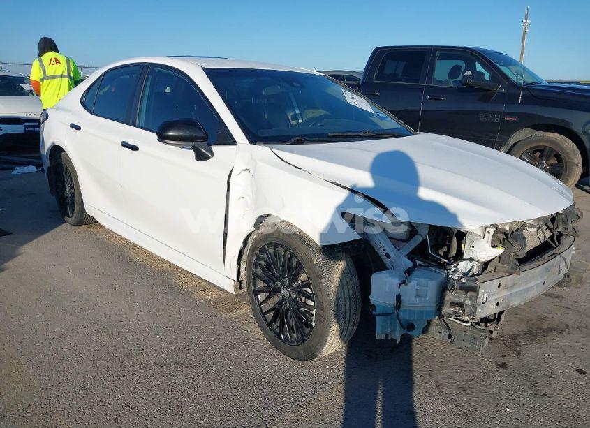 2020 Toyota Camry SE NIGHTSHADE EDITION (VIN 4T1G11AKXLU303586) main photo