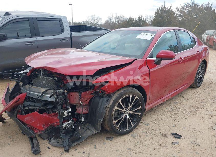 Photo 2 of 2020 Toyota Camry SE (VIN 4T1G11AKXLU319013)