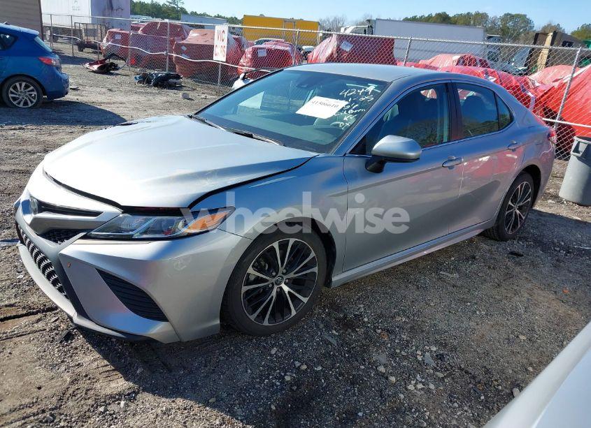 Photo 2 of 2020 Toyota Camry SE (VIN 4T1G11AKXLU344249)