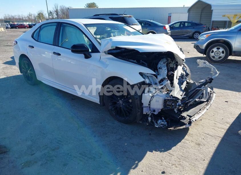 2020 Toyota Camry SE NIGHTSHADE EDITION (VIN 4T1G11AKXLU356918) main photo
