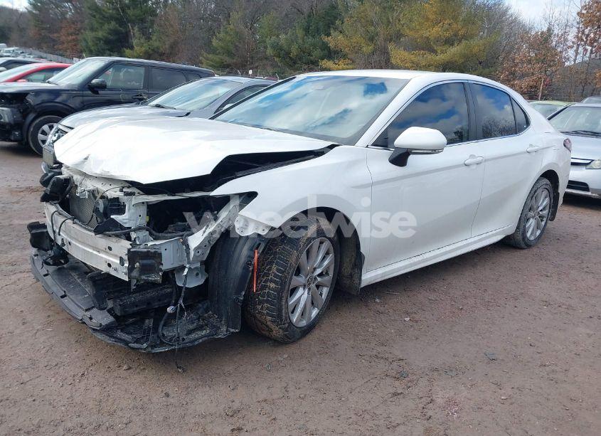 Photo 2 of 2020 Toyota Camry SE (VIN 4T1G11AKXLU362329)