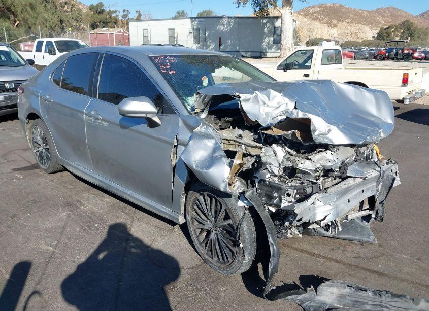 2020 Toyota Camry SE (VIN 4T1G11AKXLU365585) main photo