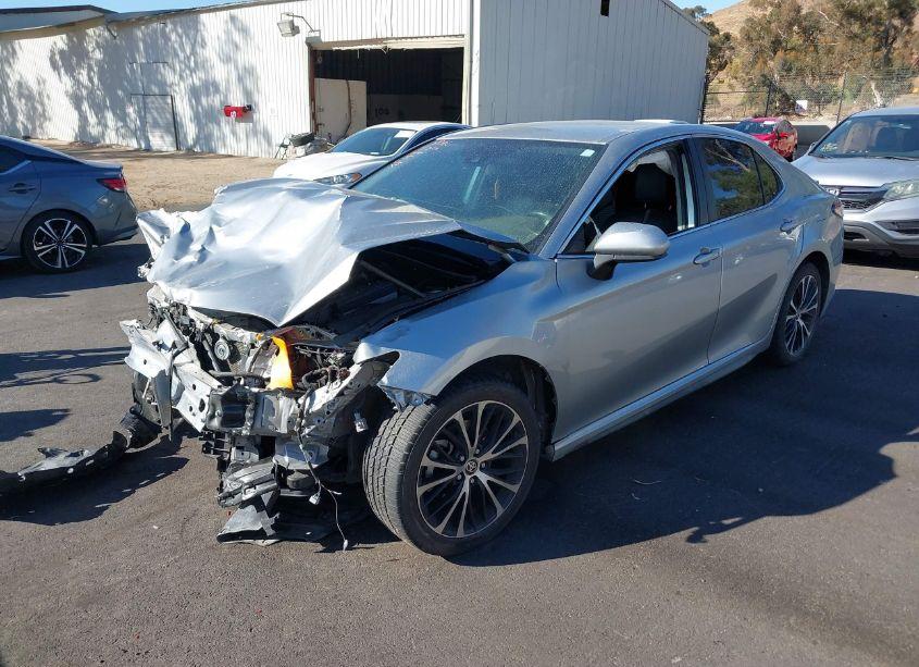 Photo 2 of 2020 Toyota Camry SE (VIN 4T1G11AKXLU365585)