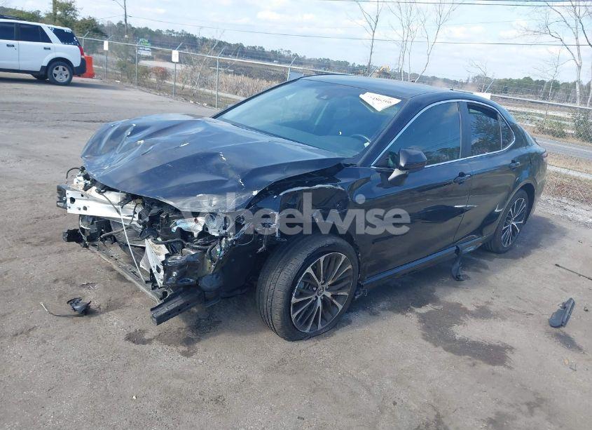 Photo 2 of 2020 Toyota Camry SE (VIN 4T1G11AKXLU368082)