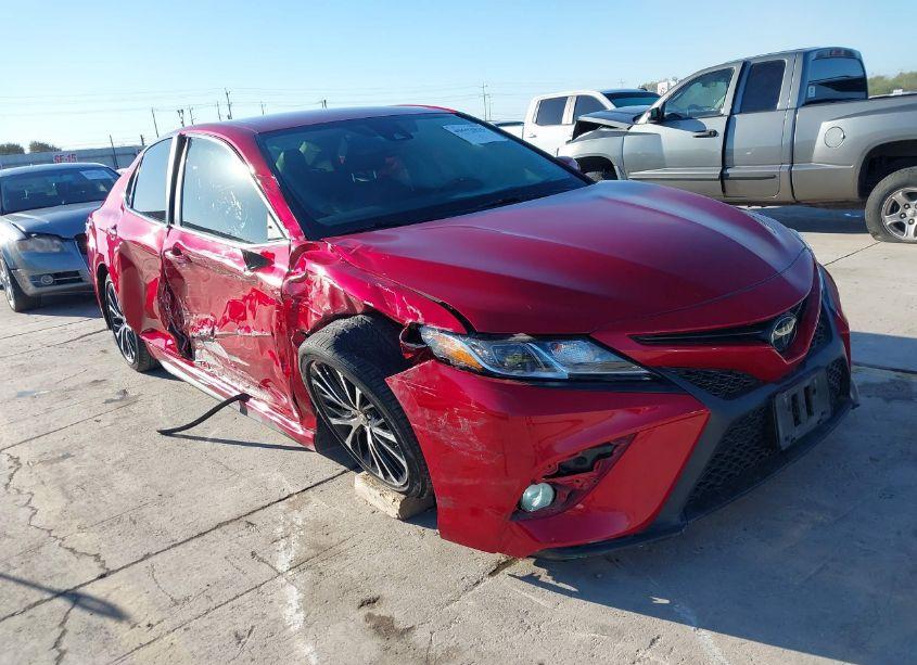 2020 Toyota Camry SE (VIN 4T1G11AKXLU375078) main photo