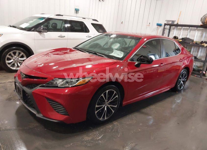 Photo 2 of 2020 Toyota Camry SE (VIN 4T1G11AKXLU378840)