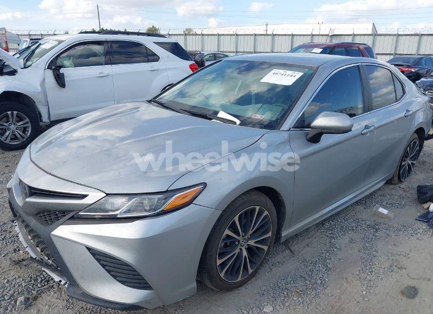 Photo 2 of 2020 Toyota Camry SE (VIN 4T1G11AKXLU392575)