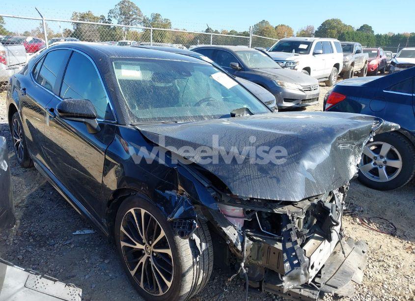 2020 Toyota Camry SE (VIN 4T1G11AKXLU503464) main photo