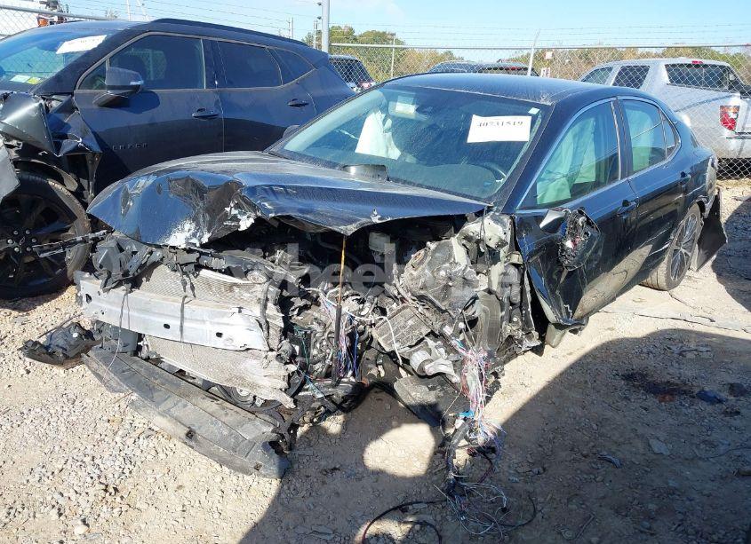 Photo 2 of 2020 Toyota Camry SE (VIN 4T1G11AKXLU503464)