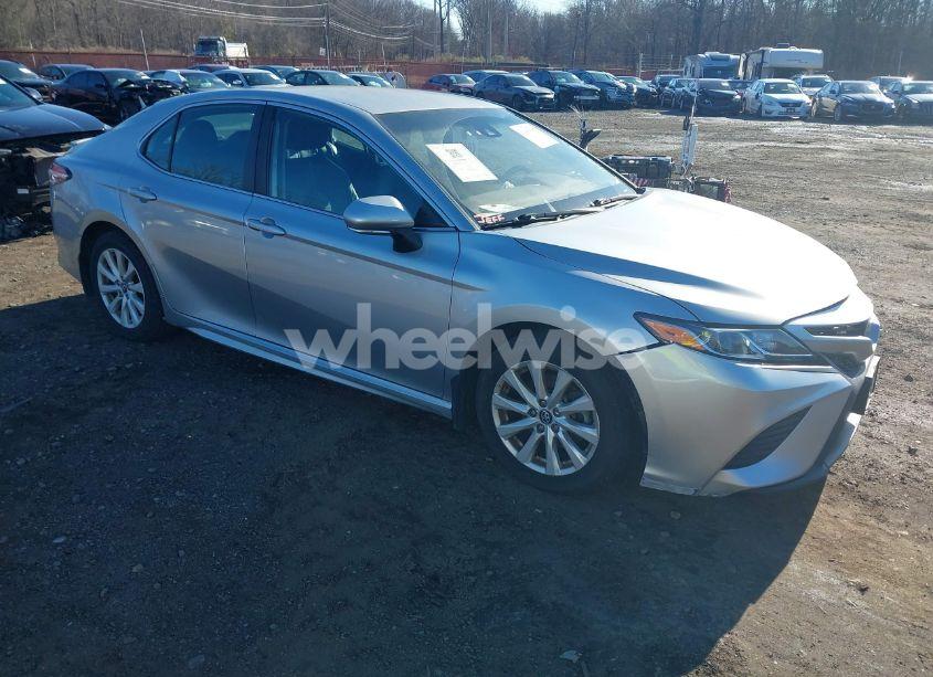 2020 Toyota Camry SE (VIN 4T1G11AKXLU861891) main photo
