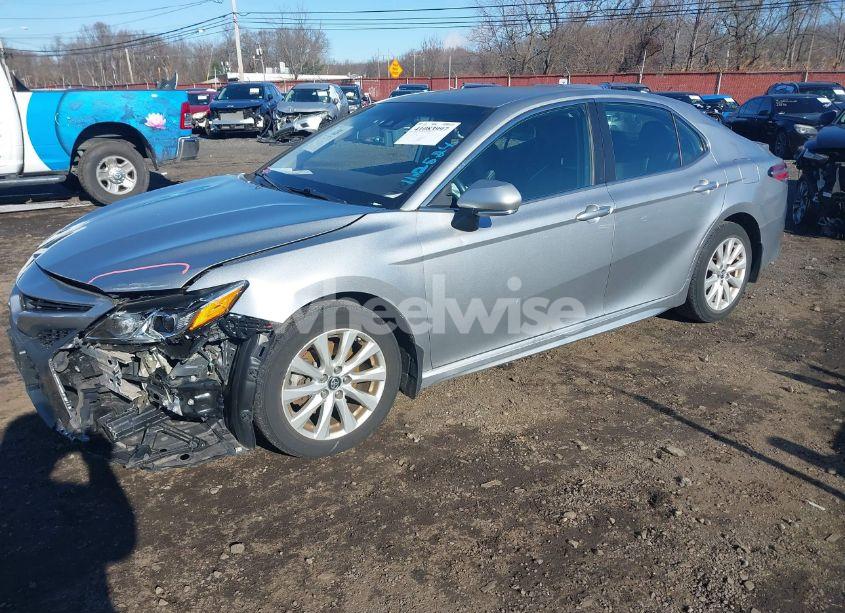 Photo 2 of 2020 Toyota Camry SE (VIN 4T1G11AKXLU861891)