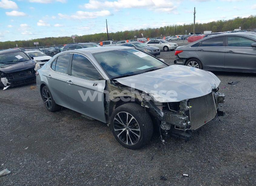 2020 Toyota Camry SE (VIN 4T1G11AKXLU865424) main photo