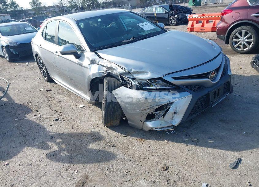 2020 Toyota Camry SE (VIN 4T1G11AKXLU888637) main photo
