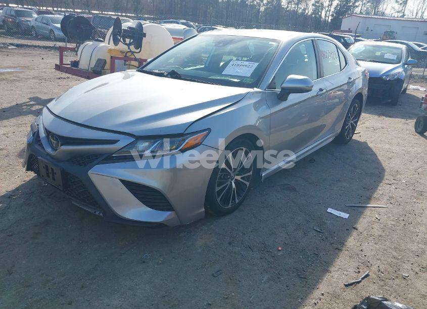 Photo 2 of 2020 Toyota Camry SE (VIN 4T1G11AKXLU888637)