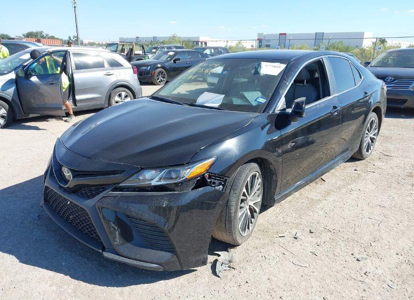 Photo 2 of 2020 Toyota Camry SE (VIN 4T1G11AKXLU894311)