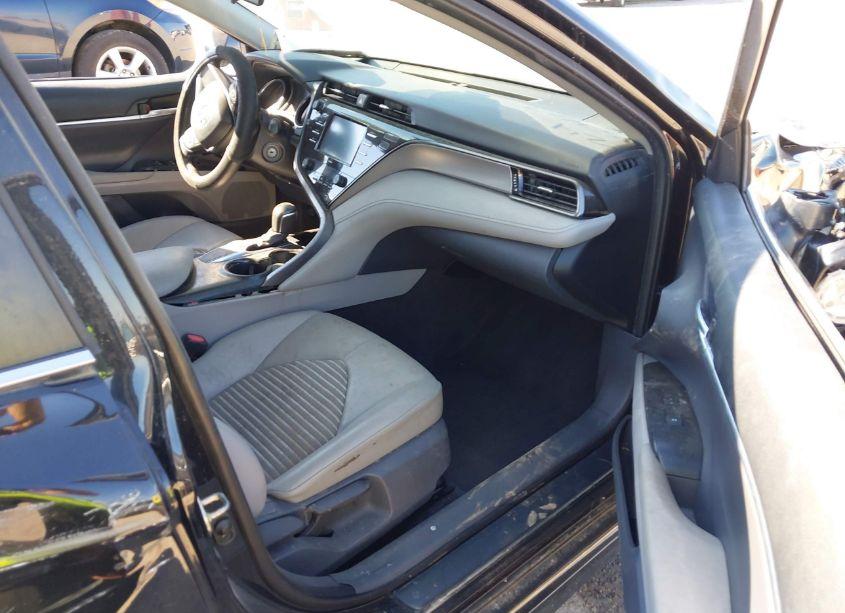 Photo 5 of 2020 Toyota Camry SE (VIN 4T1G11AKXLU894311)