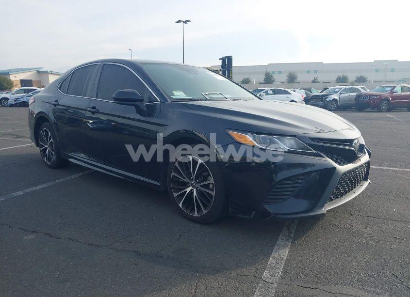 2020 Toyota Camry SE (VIN 4T1G11AKXLU918896) main photo