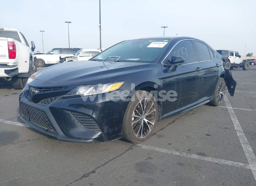 Photo 2 of 2020 Toyota Camry SE (VIN 4T1G11AKXLU918896)