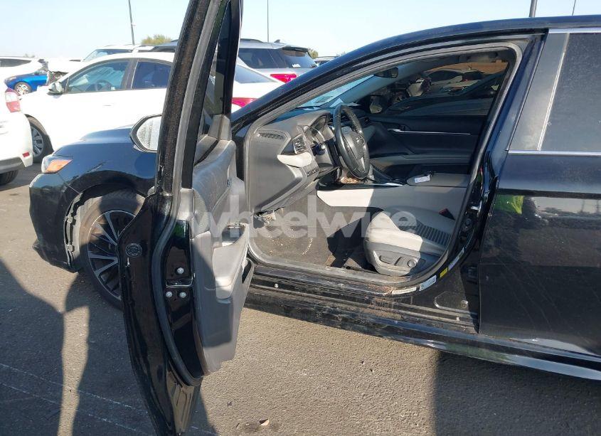 Photo 5 of 2020 Toyota Camry SE (VIN 4T1G11AKXLU918896)