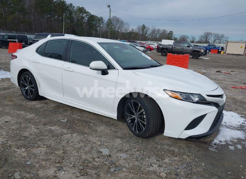 2020 Toyota Camry SE (VIN 4T1G11AKXLU920633) main photo