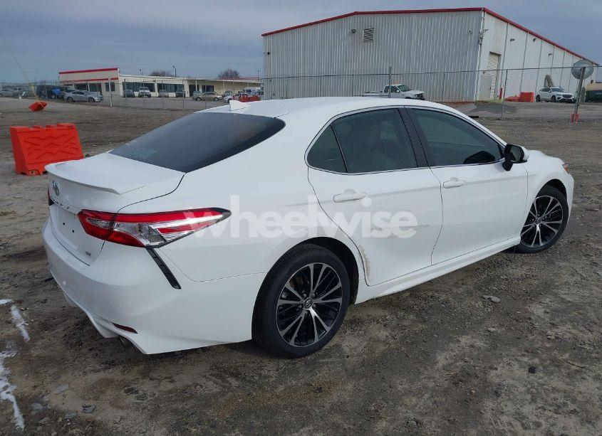 Photo 4 of 2020 Toyota Camry SE (VIN 4T1G11AKXLU920633)