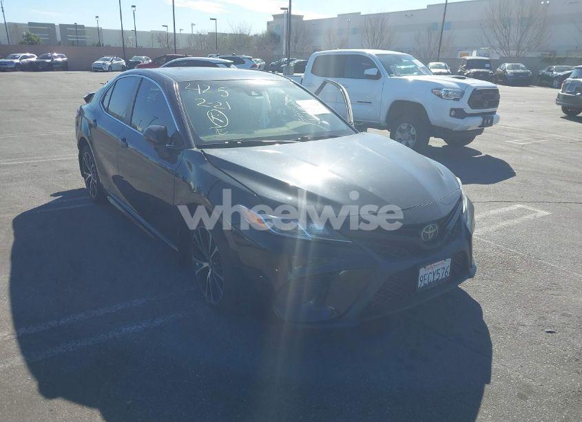 2020 Toyota Camry SE (VIN 4T1G11AKXLU982050) main photo