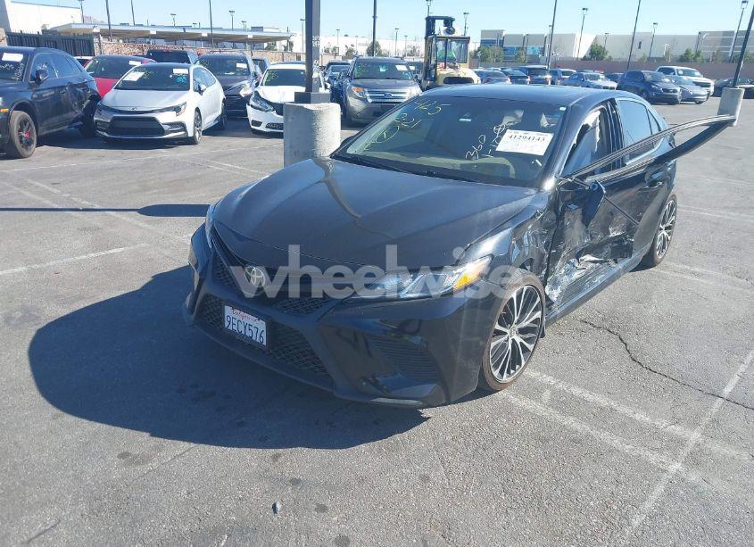 Photo 2 of 2020 Toyota Camry SE (VIN 4T1G11AKXLU982050)