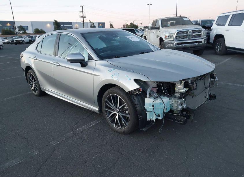 2021 Toyota Camry SE (VIN 4T1G11AKXMU425270) main photo