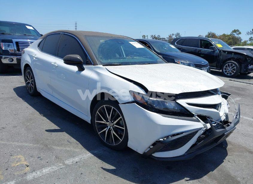 2021 Toyota Camry SE (VIN 4T1G11AKXMU439640) main photo