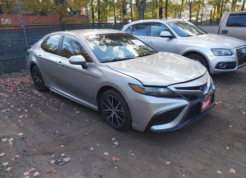 2021 Toyota Camry SE (VIN 4T1G11AKXMU519388) main photo