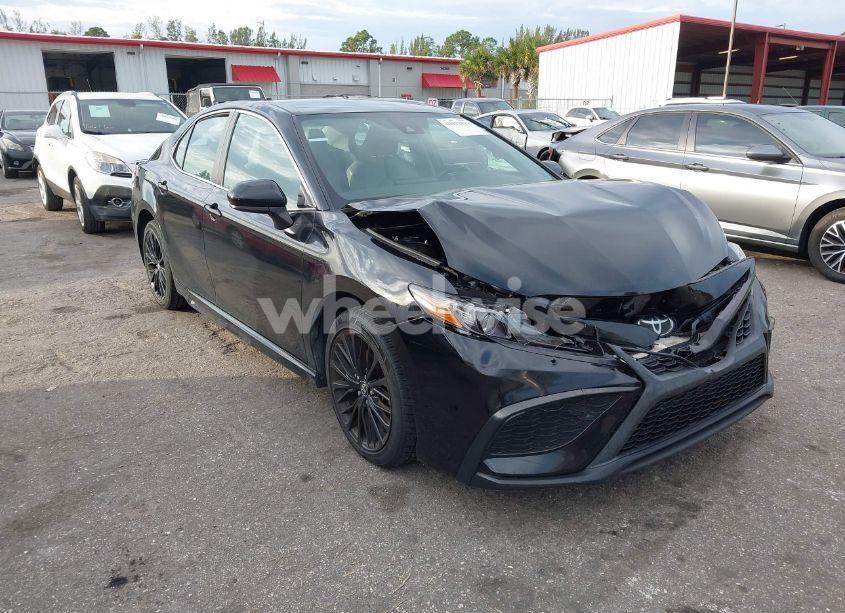 2021 Toyota Camry SE (VIN 4T1G11AKXMU560622) main photo