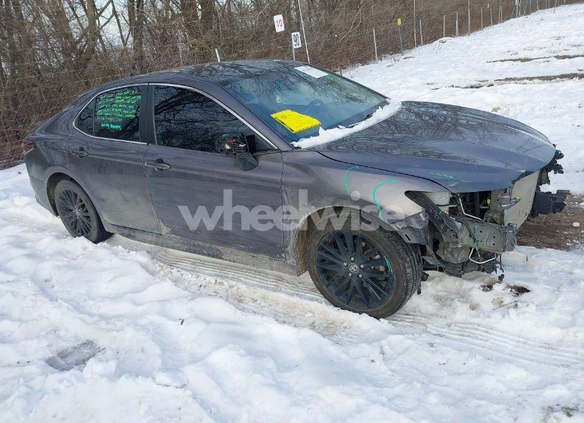 2021 Toyota Camry SE (VIN 4T1G11AKXMU600746) main photo