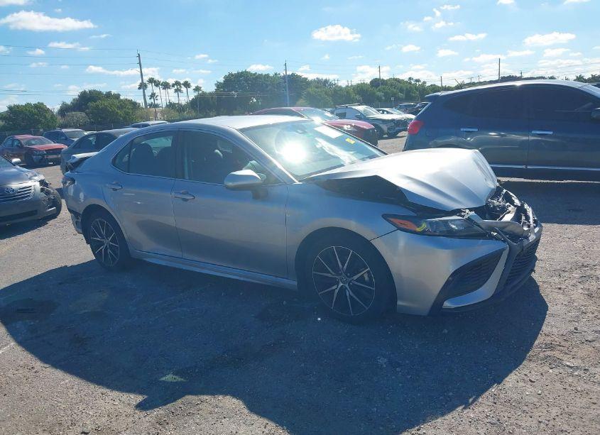 2021 Toyota Camry SE (VIN 4T1G11AKXMU603758) main photo