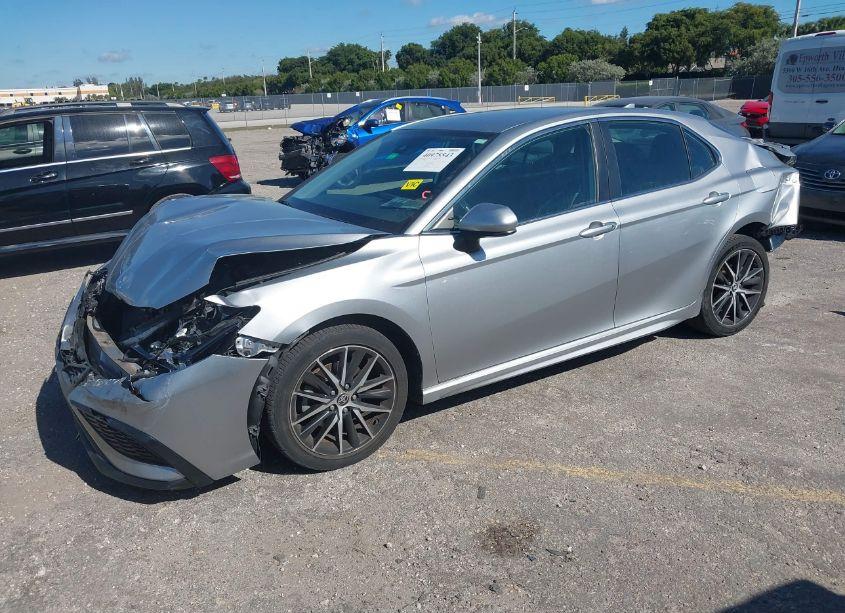 Photo 2 of 2021 Toyota Camry SE (VIN 4T1G11AKXMU603758)