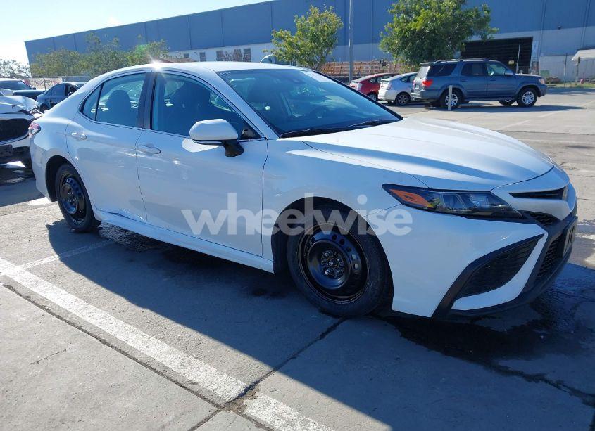 2022 Toyota Camry SE (VIN 4T1G11AKXNU646773) main photo
