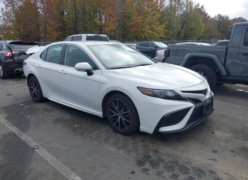 2022 Toyota Camry SE (VIN 4T1G11AKXNU655277) main photo